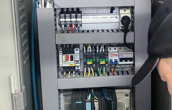 生產(chǎn)控制柜、水阻柜企業(yè)，維護、維修